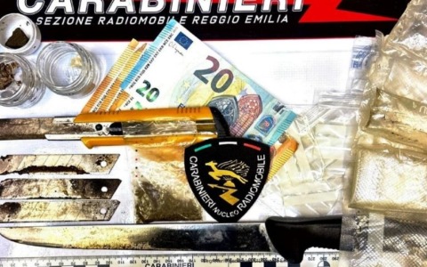 Droga con sé e a casa: denunciato un 26enne