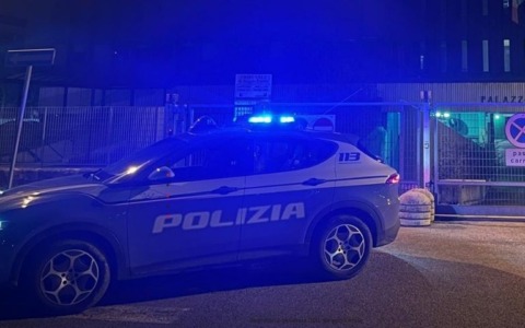 Minaccia di morte e picchia ripetutamente la moglie: in carcere 39enne