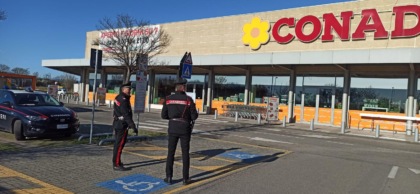 Carabiniere  finisce in ospedale nel tentativo di arrestare un presunto ladro che riesce a fuggire