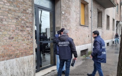 Schiavi del cucito scoperti in un capannone: eseguiti sequestri per 800 mila euro e due persone denunciate