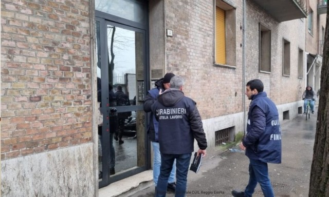 Schiavi del cucito scoperti in un capannone: eseguiti sequestri per 800 mila euro e due persone denunciate