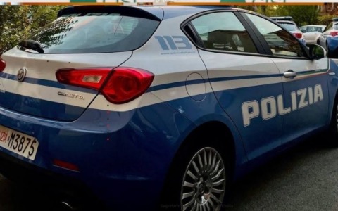 Punta un coltello alla gola di una dipendente per rapinare un bar: arrestato