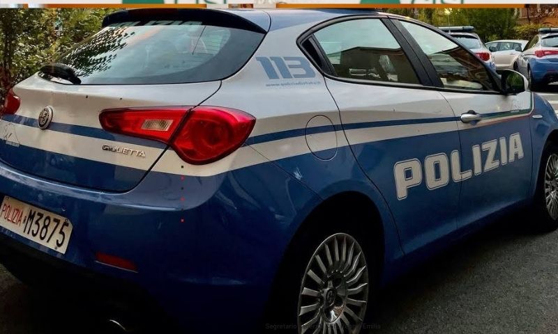Punta un coltello alla gola di una dipendente per rapinare un bar: arrestato