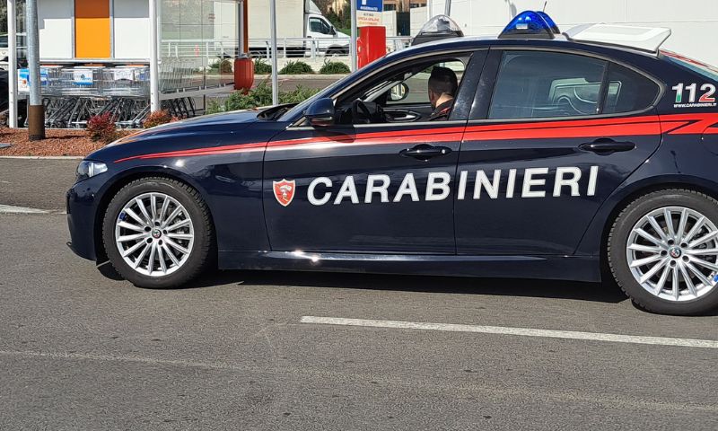 Rubano capi di abbigliamento per quasi mille euro alla Coop: bloccati dai Carabinieri