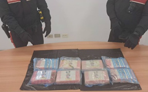 I Carabinieri sequestrano nove chilogrammi di cocaina nascosti nel doppio fondo di un’auto