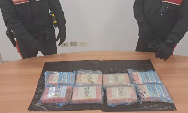 I Carabinieri sequestrano nove chilogrammi di cocaina nascosti nel doppio fondo di un’auto