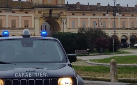 Rende la vita della madre in un inferno per la richiesta di soldi: applicato il divieto di avvicinamento