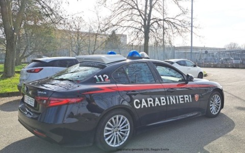 Nonostante sia agli arresti domiciliari terrorizza moglie e figli incapace di accettare la fine della relazione con la donna