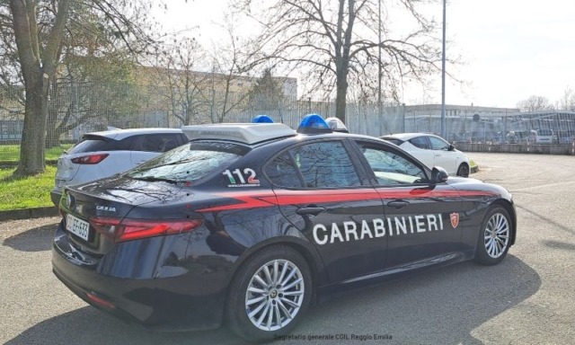 Nonostante sia agli arresti domiciliari terrorizza moglie e figli incapace di accettare la fine della relazione con la donna