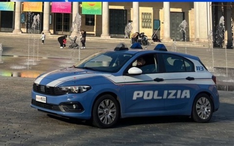 Ubriaco minaccia un agente di polizia di tagliargli la gola