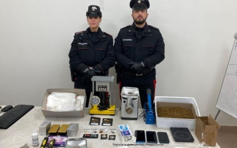 Overdose svela centrale dello spaccio, sequestrato mezzo chilogrammo di hashish