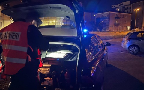 Lite nel parcheggio del Fast Food e  i Carabinieri fermano auto in fuga  e sequestrano mazze e tirapugni