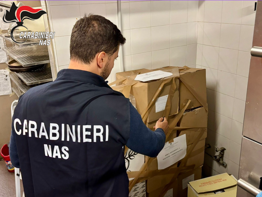 In un supermercato in vendita pasta secca con insetti