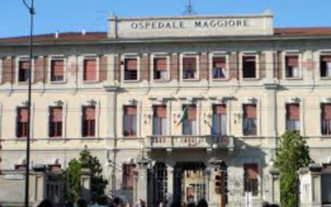 Cade in una vasca con acqua calda a novanta gradi: grave uomo di 55 anni