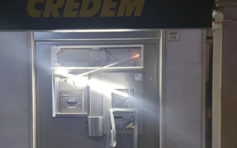 Svaligiato il bancomat di Credem in piazza Roma