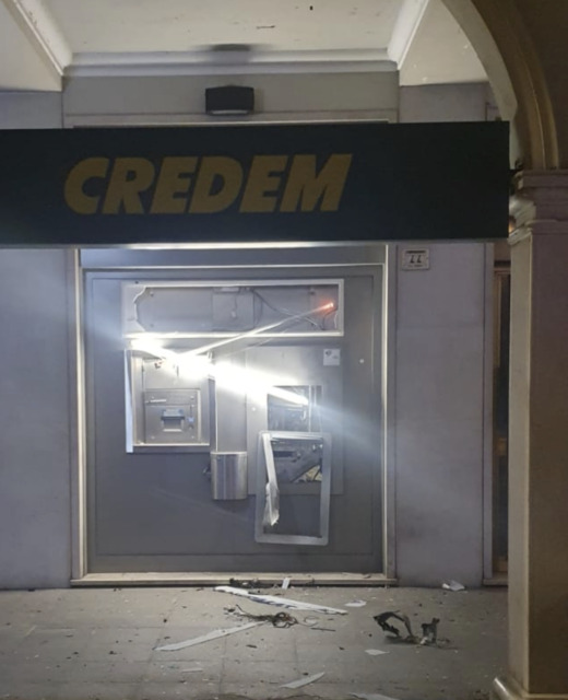 Svaligiato il bancomat di Credem in piazza Roma