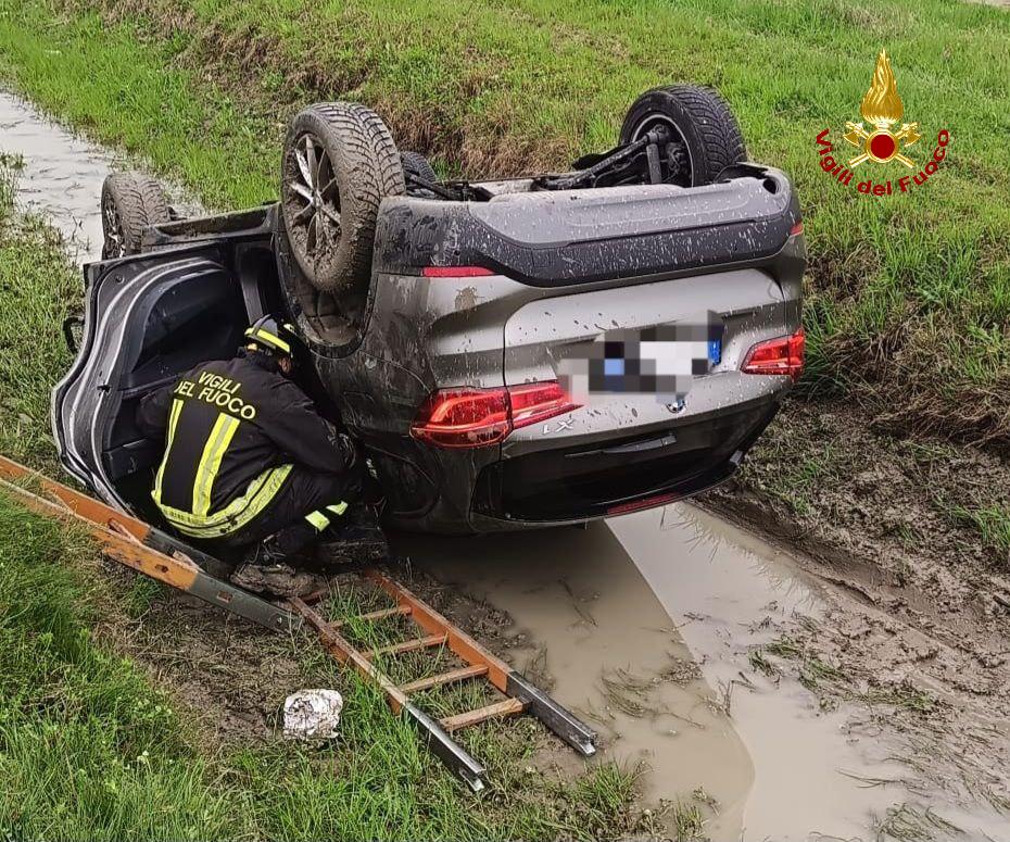 Si ribalta con l’auto in un canale