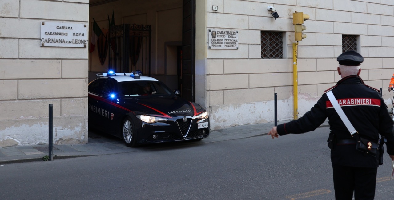 Strappa il cellulare mentre una donna è al telefono: arrestata 27enne