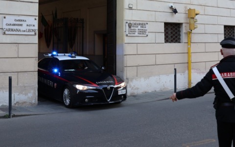 Strappa il cellulare mentre una donna è al telefono: arrestata 27enne