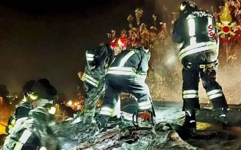 A fuoco il tetto di un’abitazione