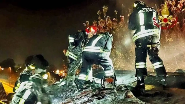 A fuoco il tetto di un’abitazione