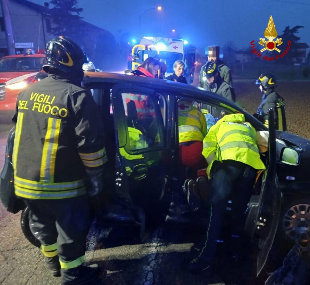 Esce di strada con l’auto: grave una ragazza di venti anni