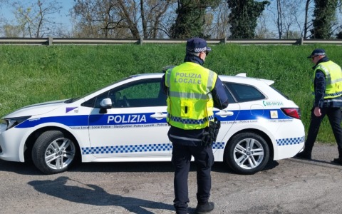 Due quattordicenni denunciati per furto in negozio di telefonia