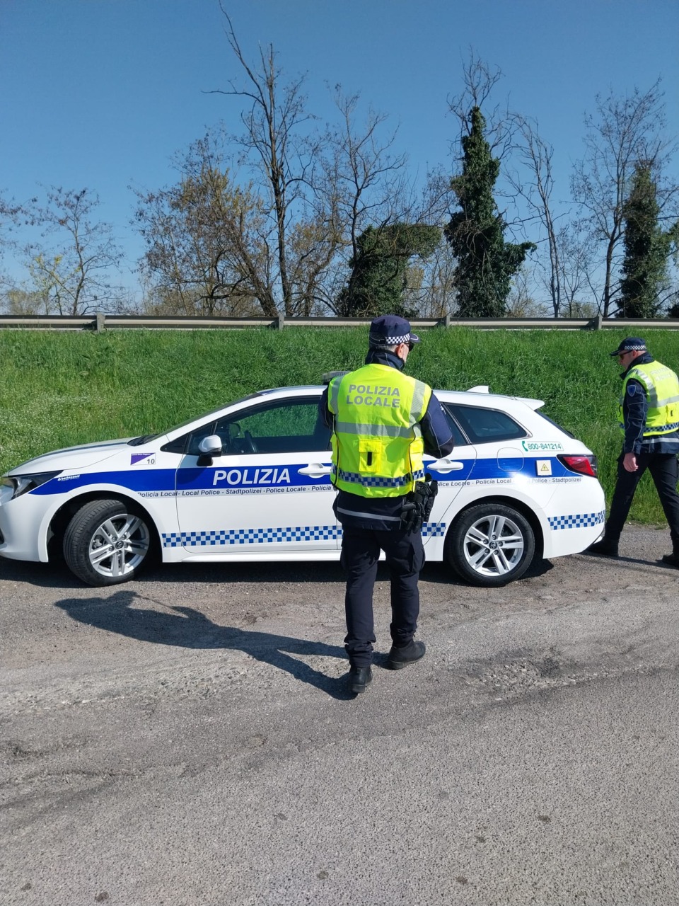 Due quattordicenni denunciati per furto in negozio di telefonia