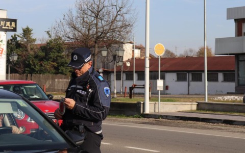 Dopo un tamponamento mostra agli agenti una patente falsa francese
