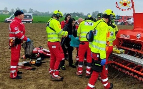 Rimane incastrato con una mano nella seminatrice