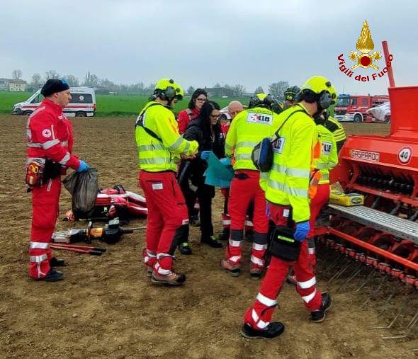 Rimane incastrato con una mano nella seminatrice
