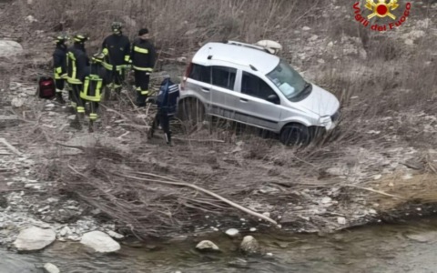 Esce di  strada e finisce con l’auto sul greto del Tresinaro