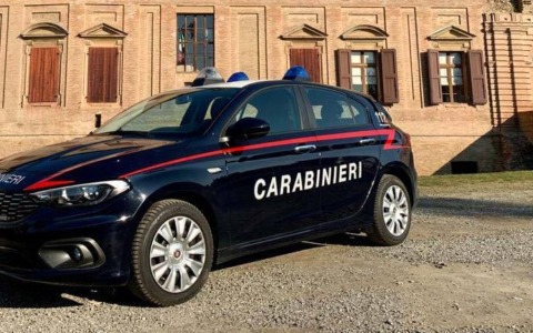 Ai controlli tentano di disfarsi della droga: due denunciati dai Carabinieri