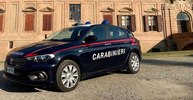 Ai controlli tentano di disfarsi della droga: due denunciati dai Carabinieri