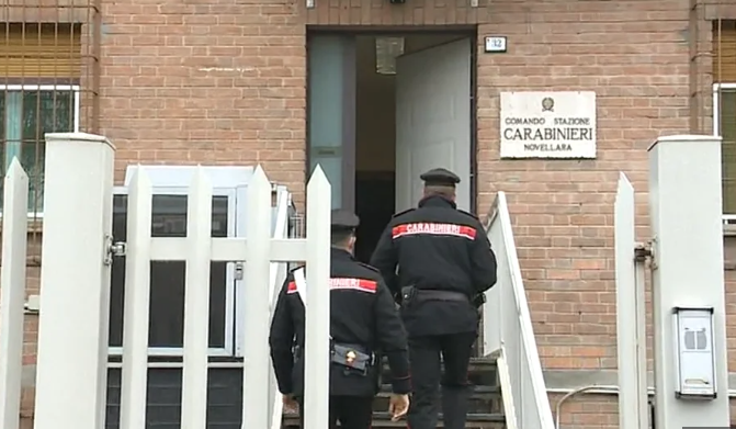 Tradito dal look: usa un bancomat rubato con gli stessi abiti di un furto precedente