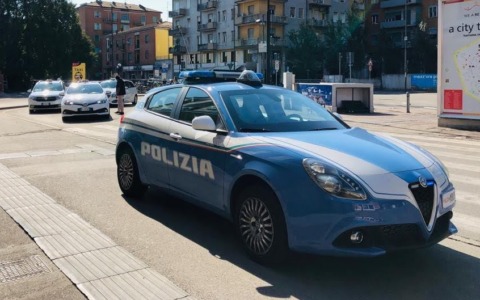 Ruba denaro dentro ad un negozio e poi scappa