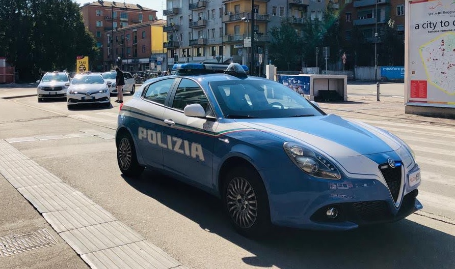 Ruba denaro dentro ad un negozio e poi scappa