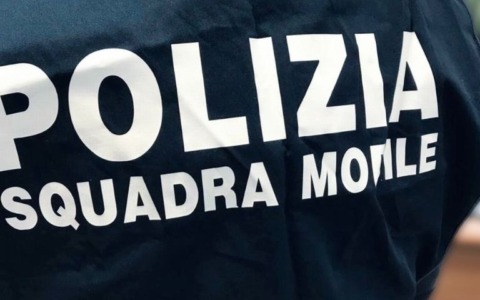 Trovato a passeggiare per via Roma con un panetto di hashish