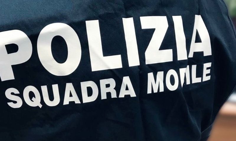 Trovato a passeggiare per via Roma con un panetto di hashish