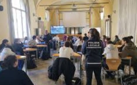 Sicurezza stradale – La Polizia locale sale in cattedra al liceo Ariosto-Spallanzani
