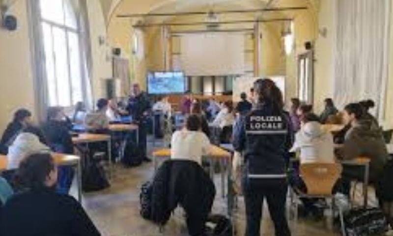 Sicurezza stradale – La Polizia locale sale in cattedra al liceo Ariosto-Spallanzani