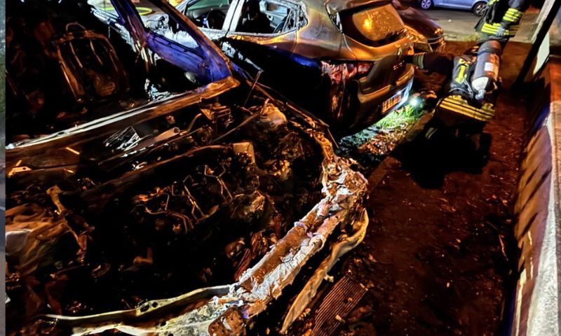 Auto avvolta dalle fiamme, danneggiato un secondo mezzo