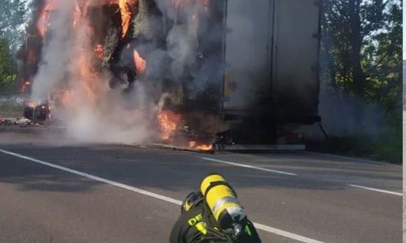 A fuoco un autocarro frigo