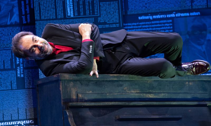 Neri Marcorè fa rivivere Giorgio Gaber con le sue canzoni e i suoi pensieri