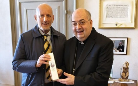 Il Questore di Reggio Emilia Soriente ha donato l’olio santo all’arcivescovo Morandi