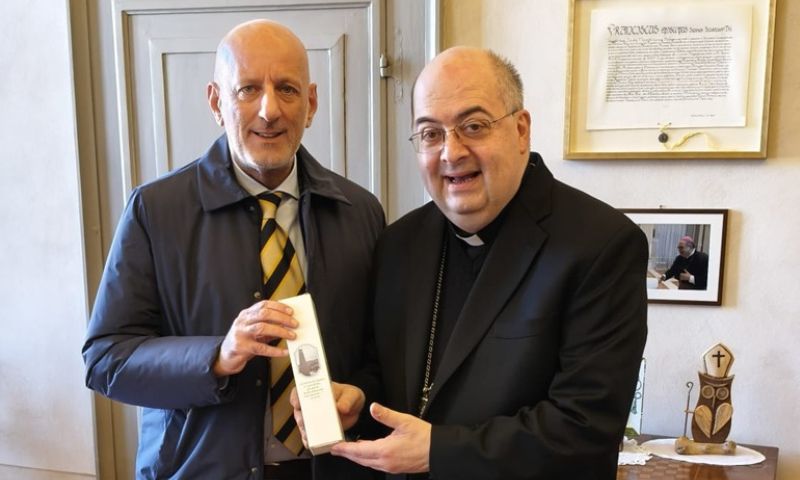 Il Questore di Reggio Emilia Soriente ha donato l’olio santo all’arcivescovo Morandi