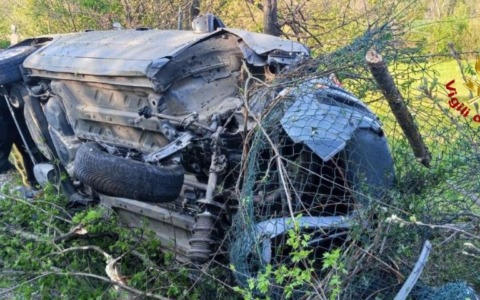 Pensionato perde controllo dell’auto e va a sbattere contro una recinzione
