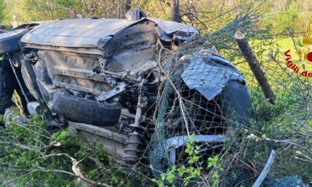 Pensionato perde controllo dell’auto e va a sbattere contro una recinzione