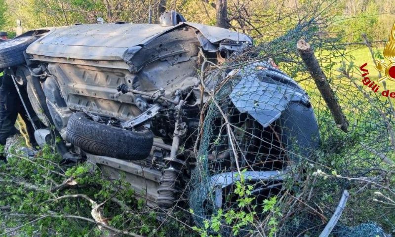 Pensionato perde controllo dell’auto e va a sbattere contro una recinzione