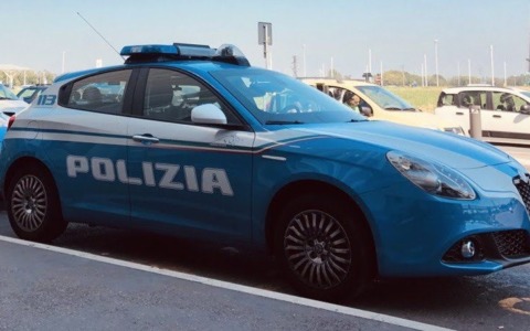 Ubriaco molesta il personale di una struttura sanitaria e tenta di aggredire gli agenti, in tasca aveva uno spray urticante